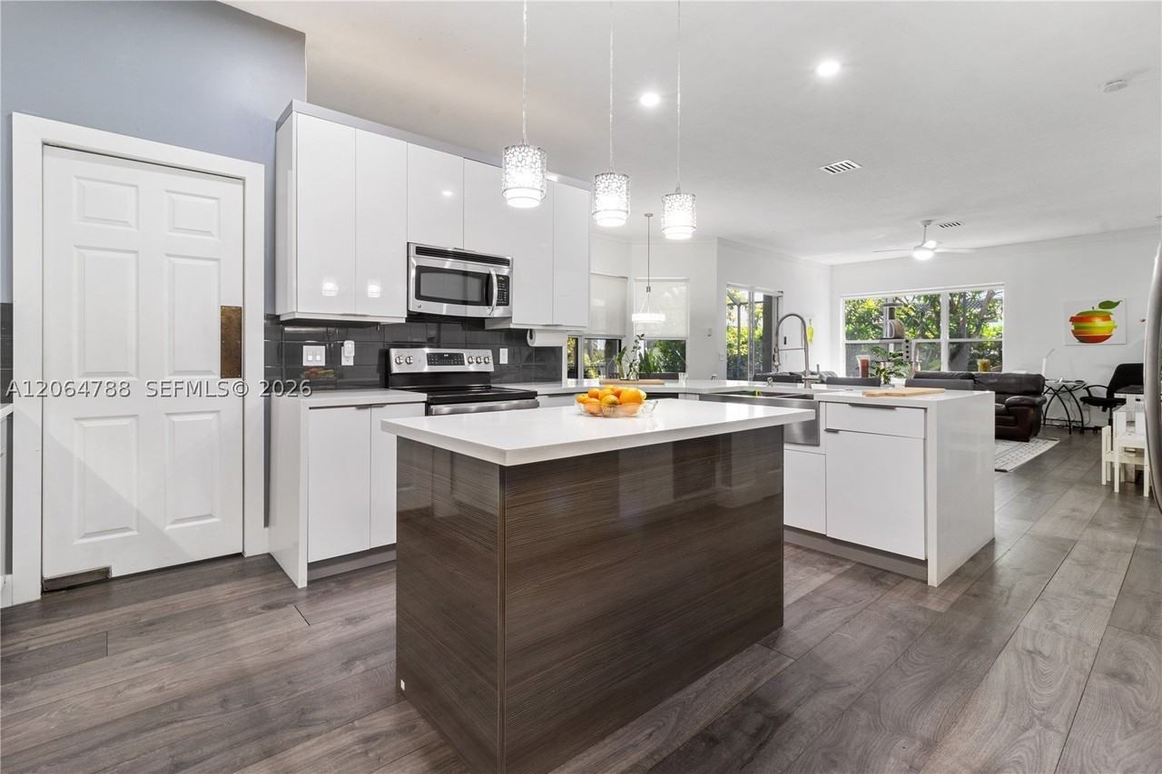 1046 Sw 159th Way - Photo 4 of 28