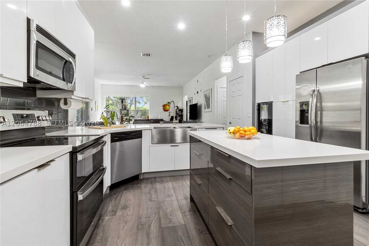 1046 Sw 159th Way - Photo 6 of 28