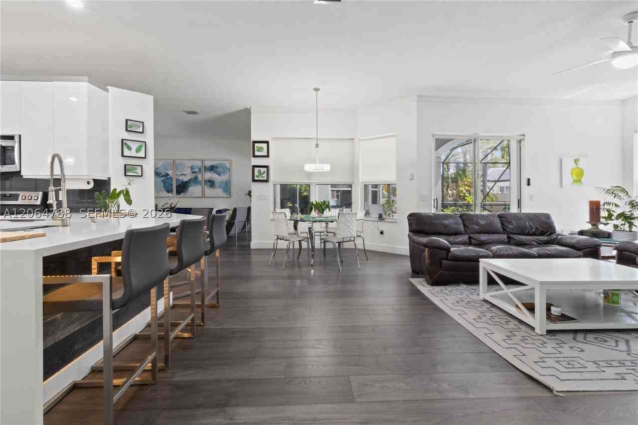 1046 Sw 159th Way - Photo 7 of 28