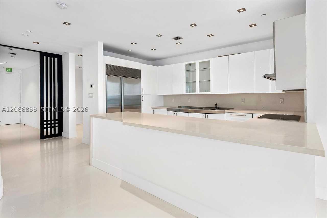 100 S Pointe Dr #2306 - Photo 4 of 22