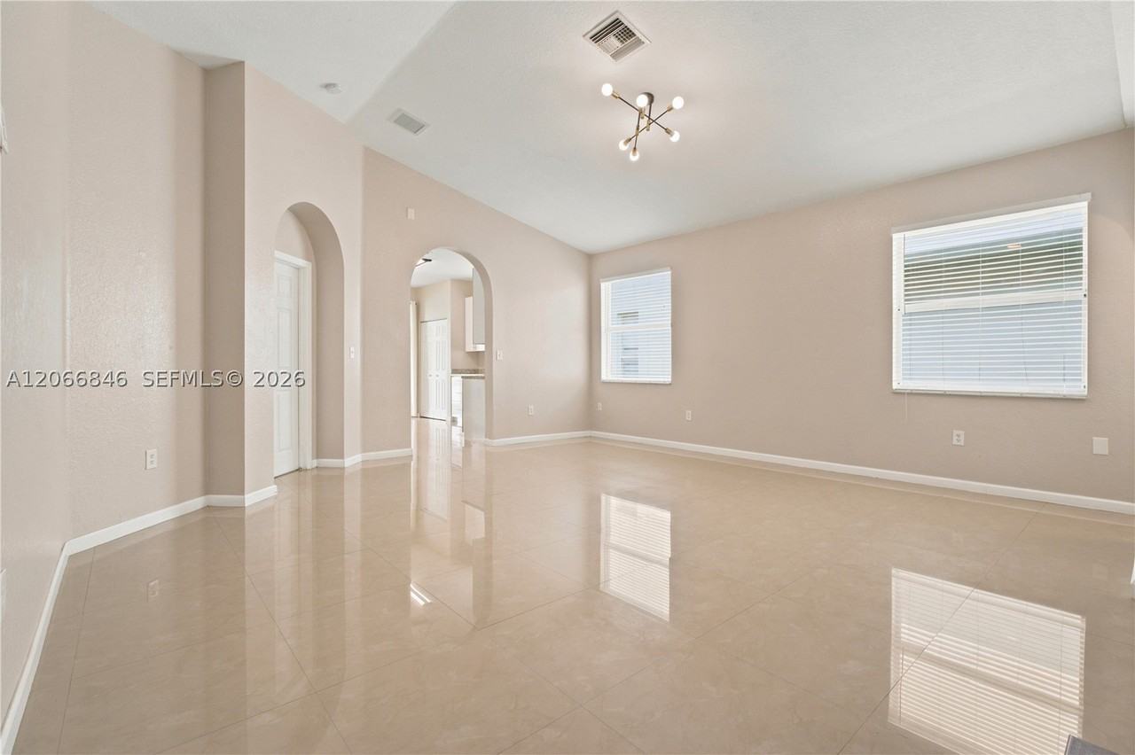 3710 Ne 22nd Pl #3710 - Photo 3 of 18