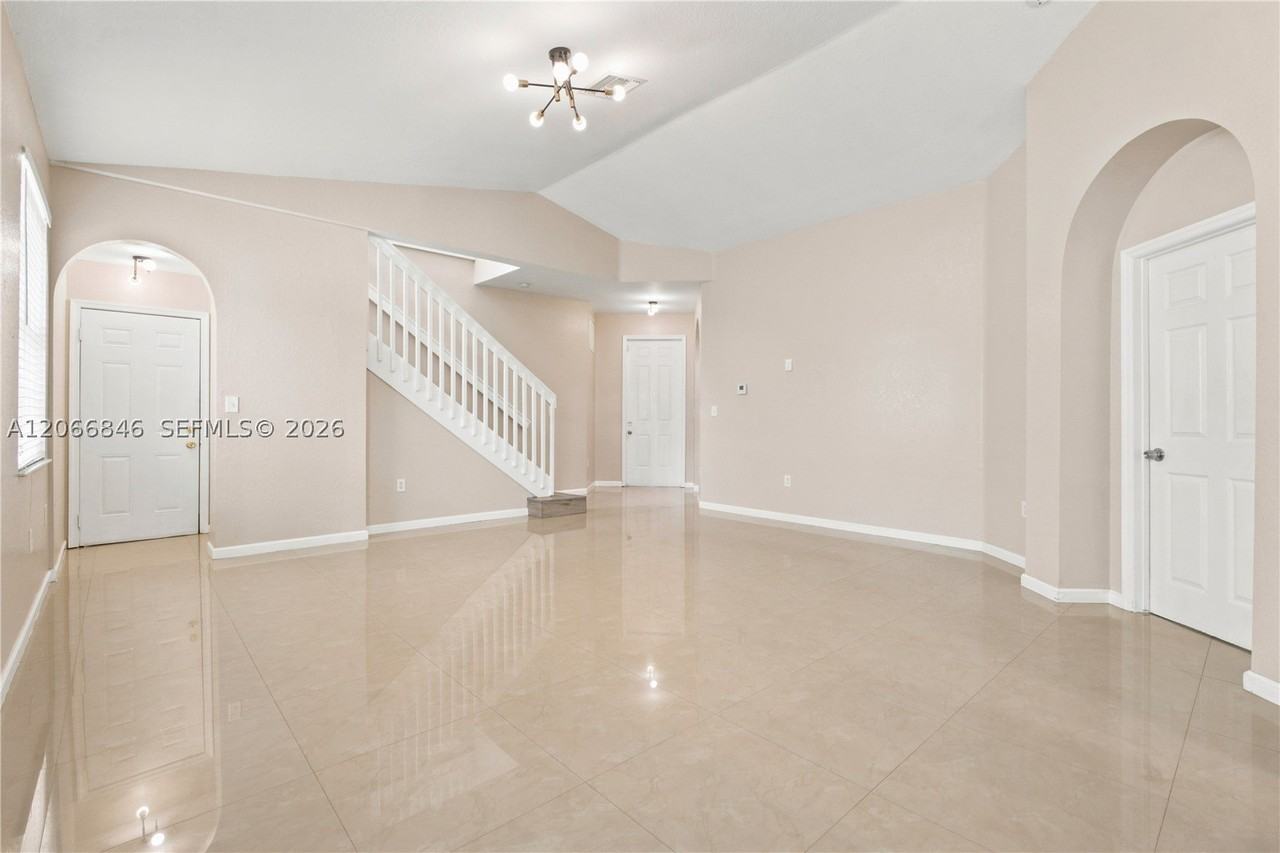 3710 Ne 22nd Pl #3710 - Photo 4 of 18
