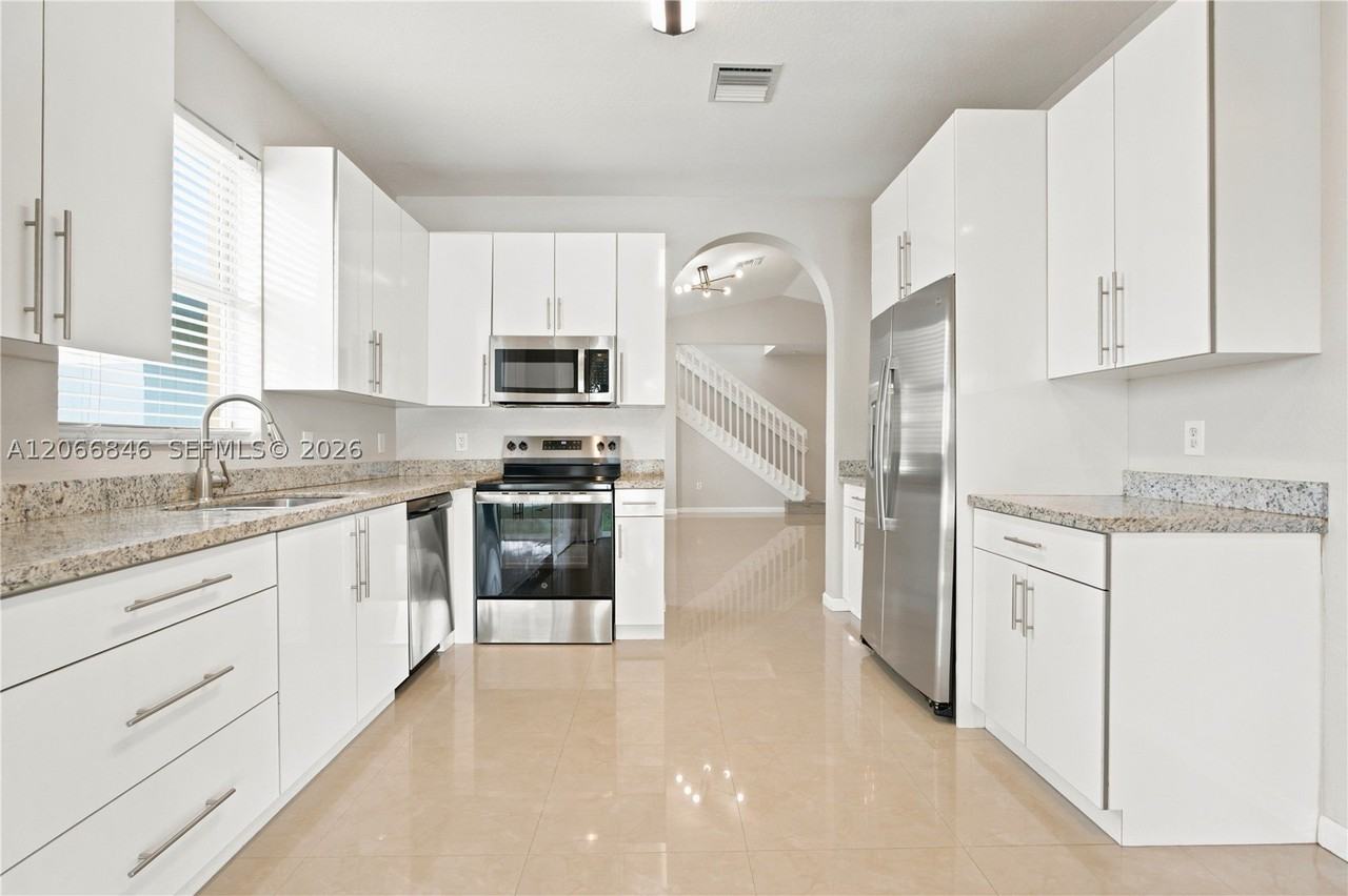 3710 Ne 22nd Pl #3710 - Photo 5 of 18