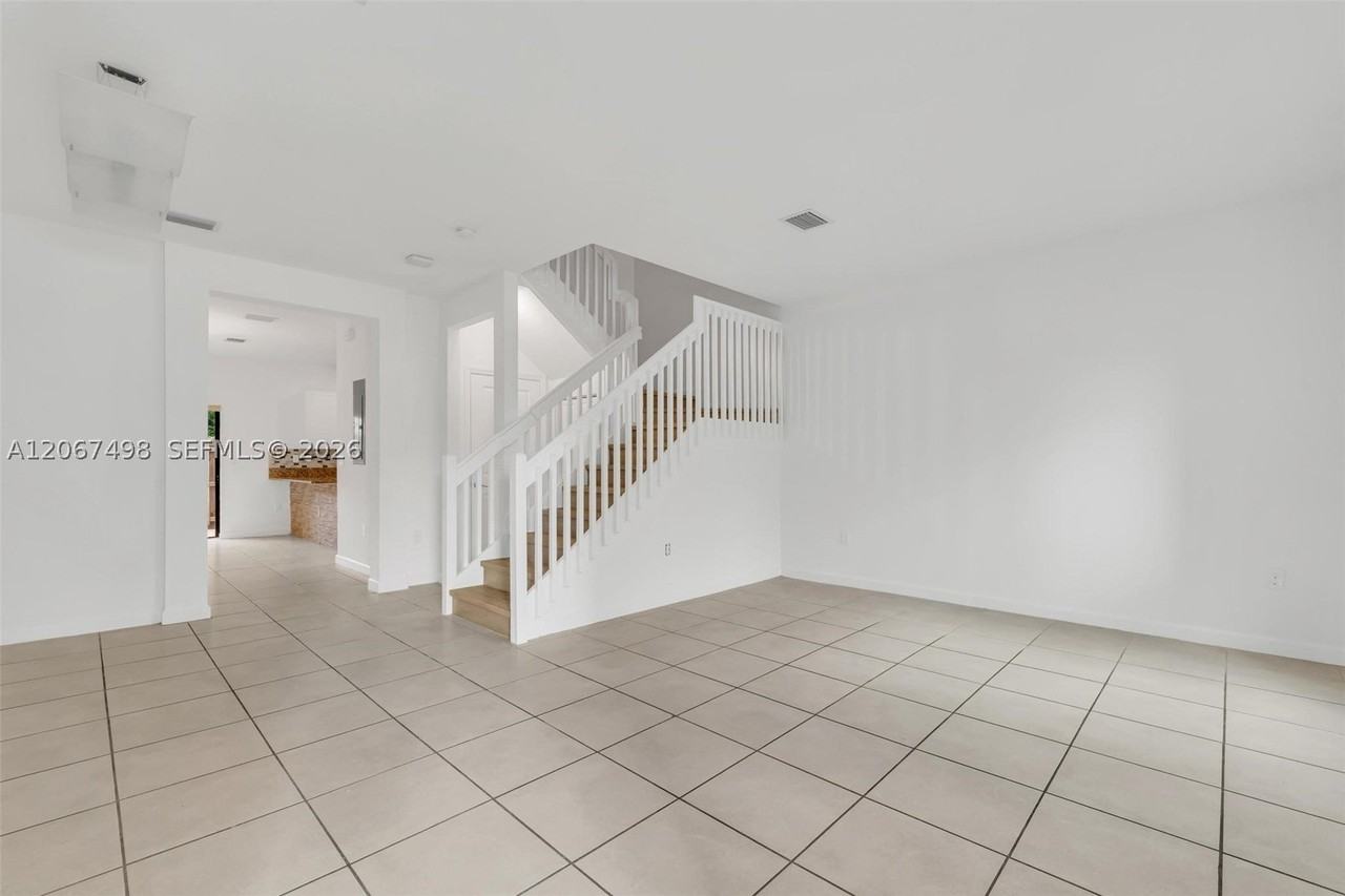 582 Ne 207th St #582 - Photo 4 of 35