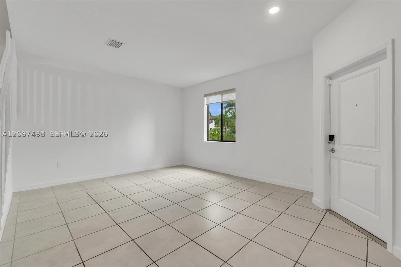 582 Ne 207th St #582 - Photo 5 of 35