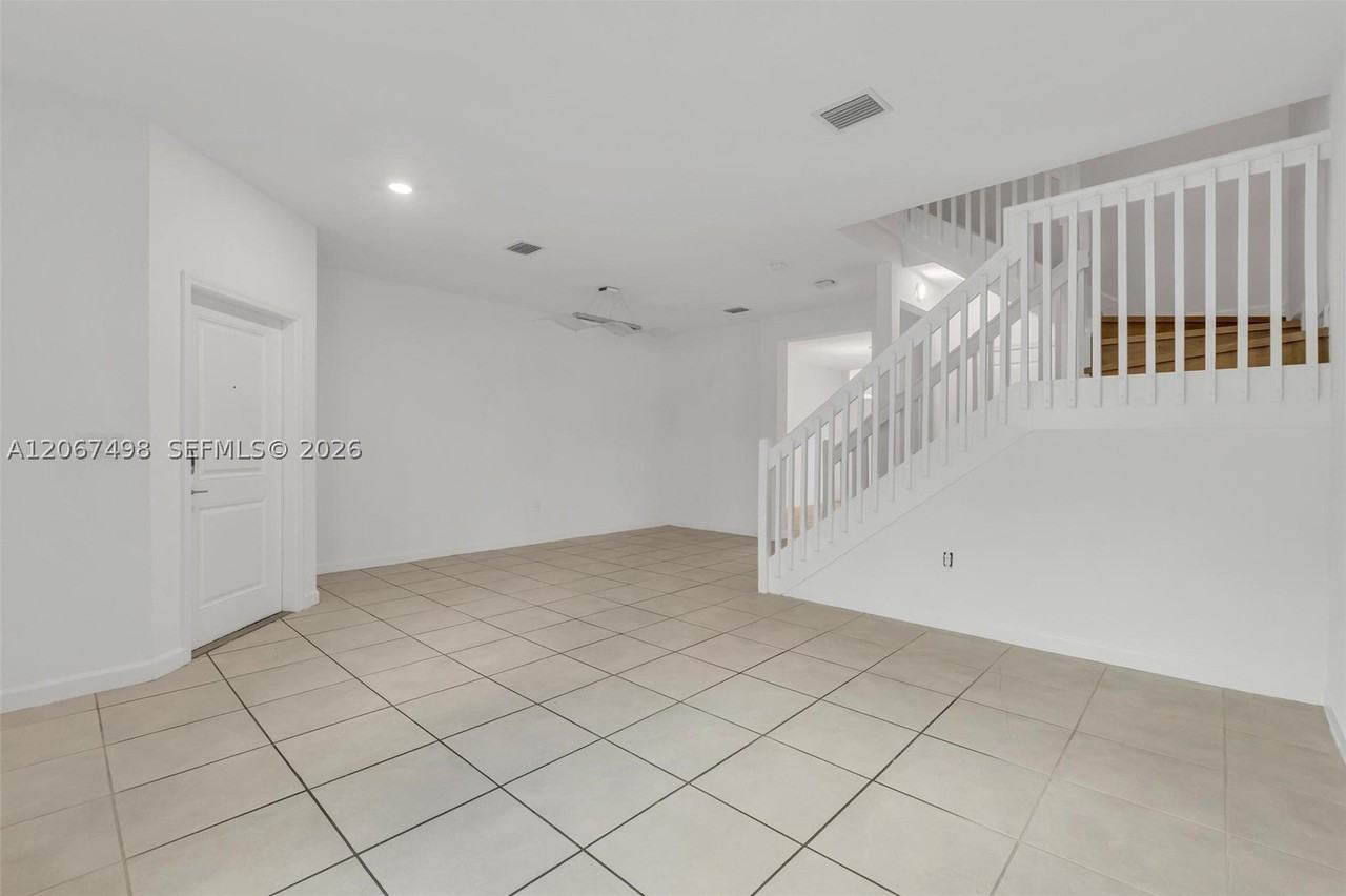 582 Ne 207th St #582 - Photo 6 of 35