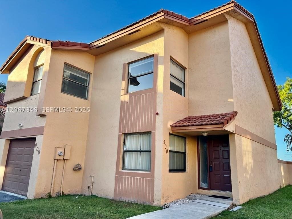 900 Sw 113th Ter - Photo 3 of 35