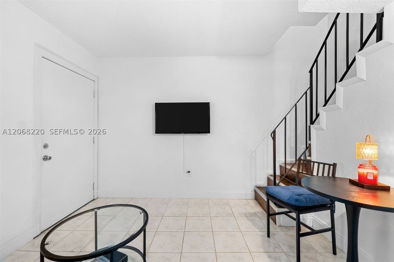 515 Sw 3rd St #6 - Photo 3 of 20