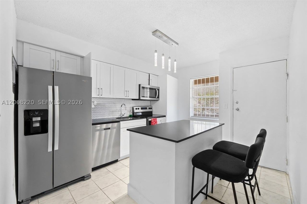 515 Sw 3rd St #6 - Photo 4 of 20