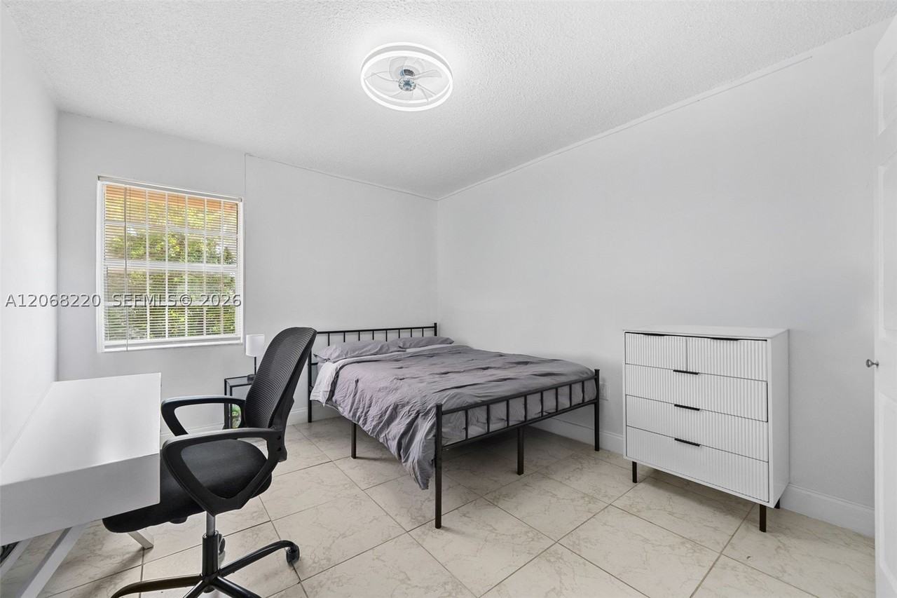 515 Sw 3rd St #6 - Photo 6 of 20
