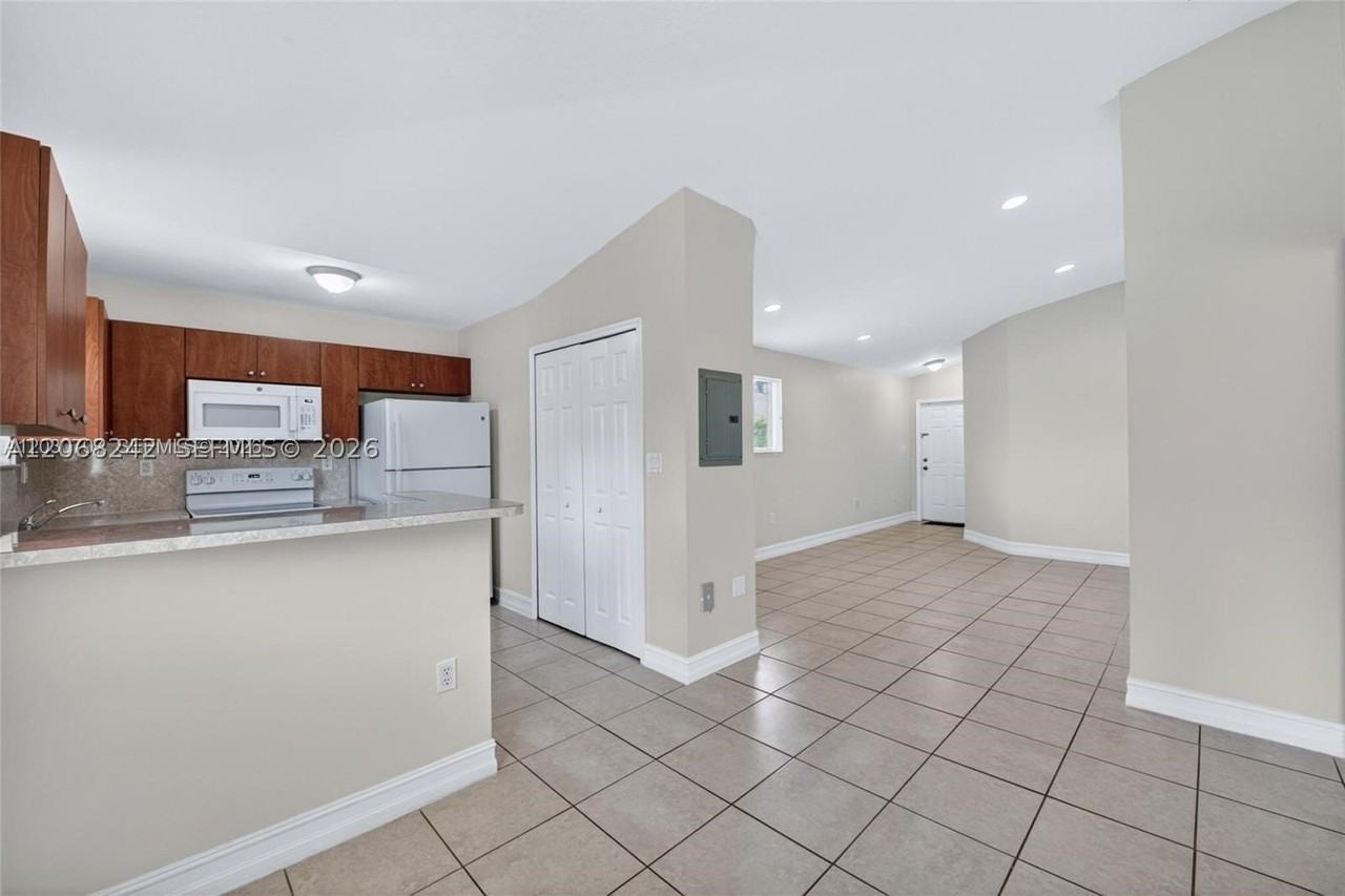 2721 Se 12th Pl #206 - Photo 7 of 15