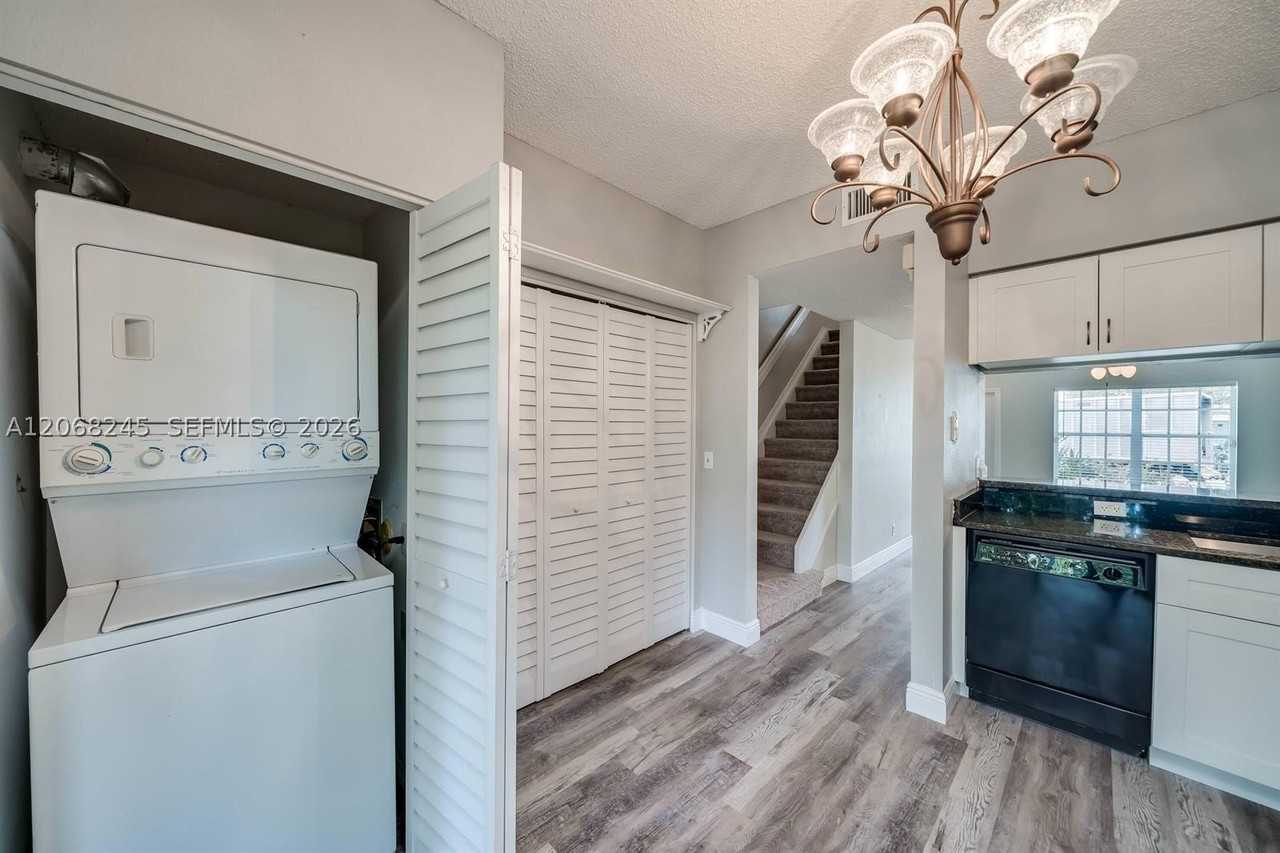 8040 Sanibel Dr #8040 - Photo 7 of 30