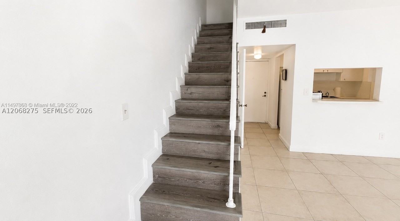 1305 W 53rd St #430 - Photo 3 of 9