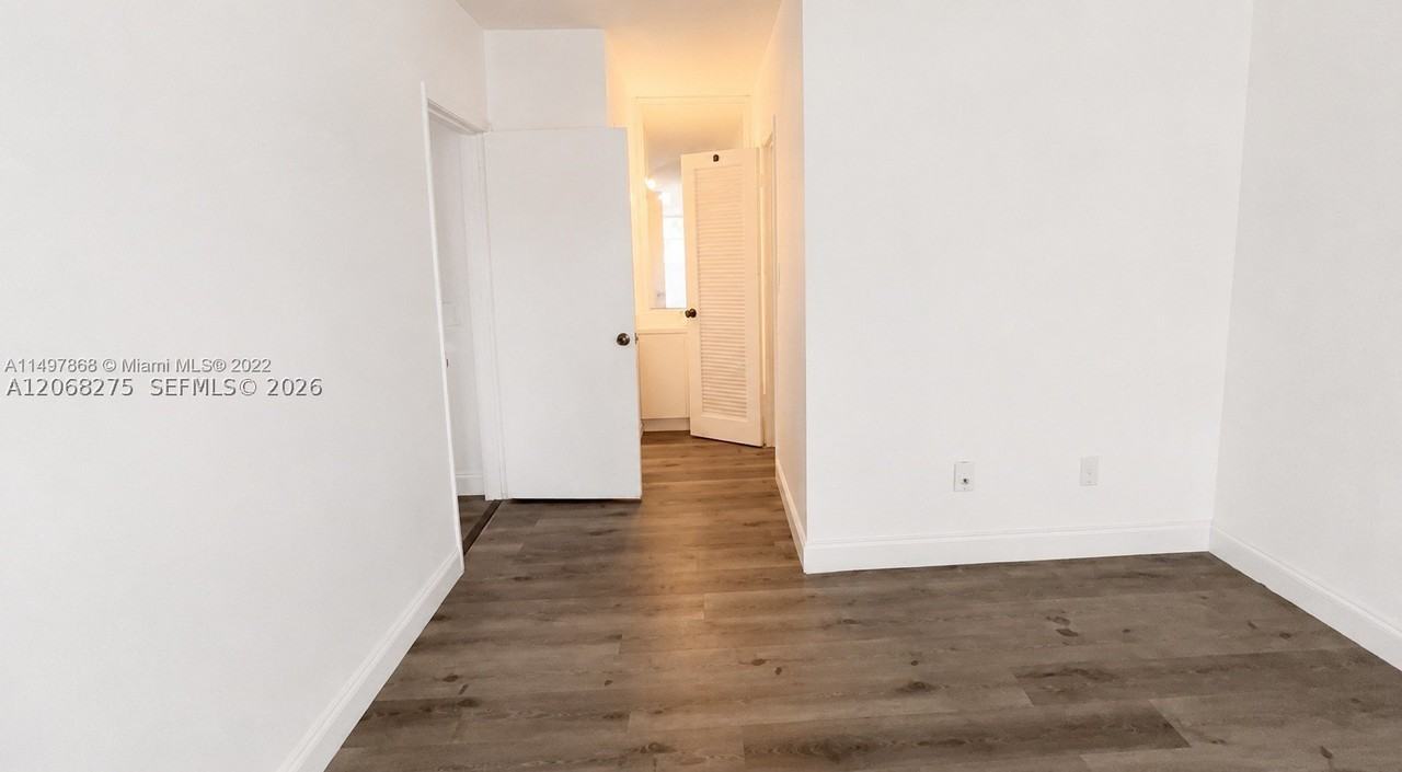 1305 W 53rd St #430 - Photo 5 of 9