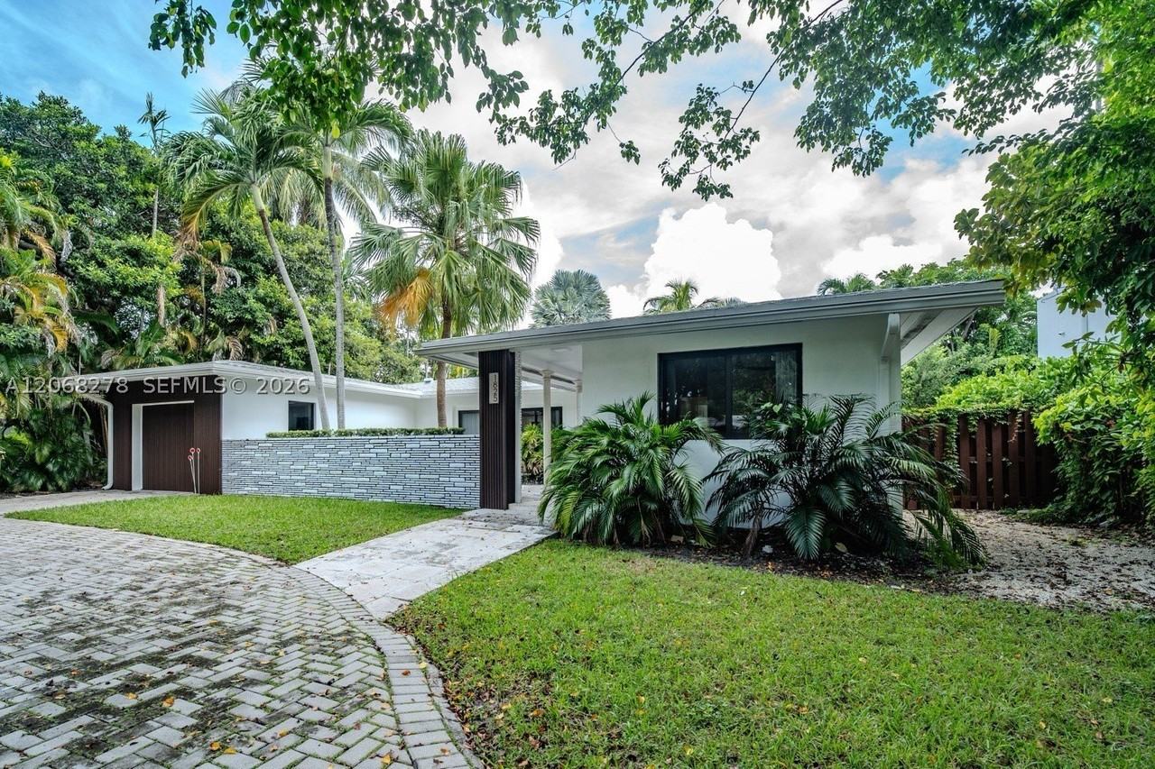 1825 Alamanda Dr - Photo 4 of 26