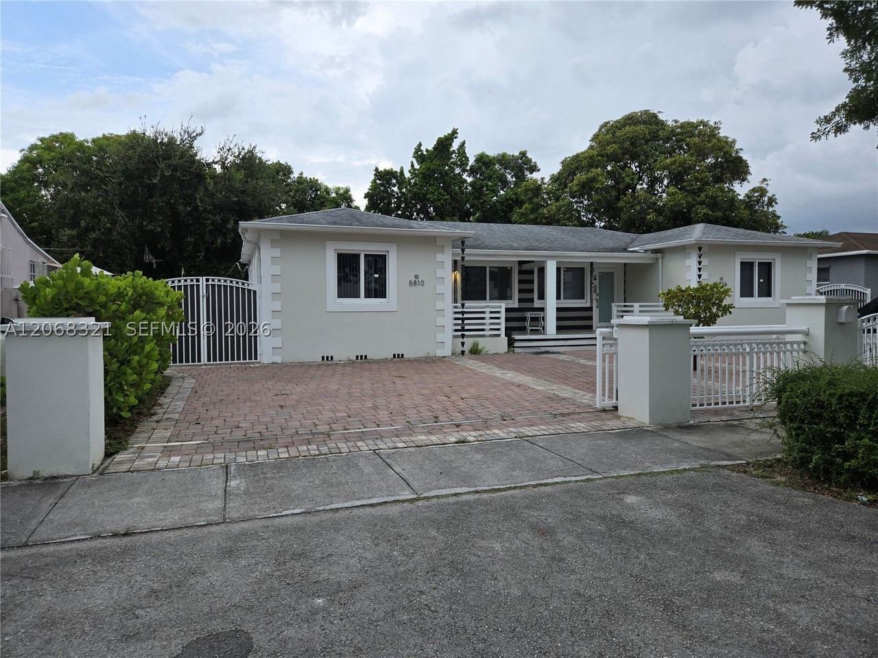 5810 Sw 9th St - Photo 2 of 11