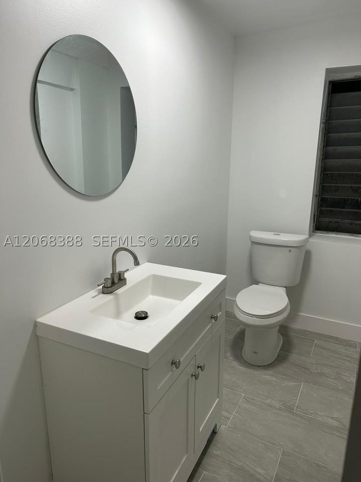 321 Ne 2nd St #3 - Photo 6 of 8
