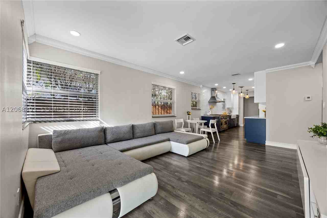 1523 Monroe St - Photo 3 of 31