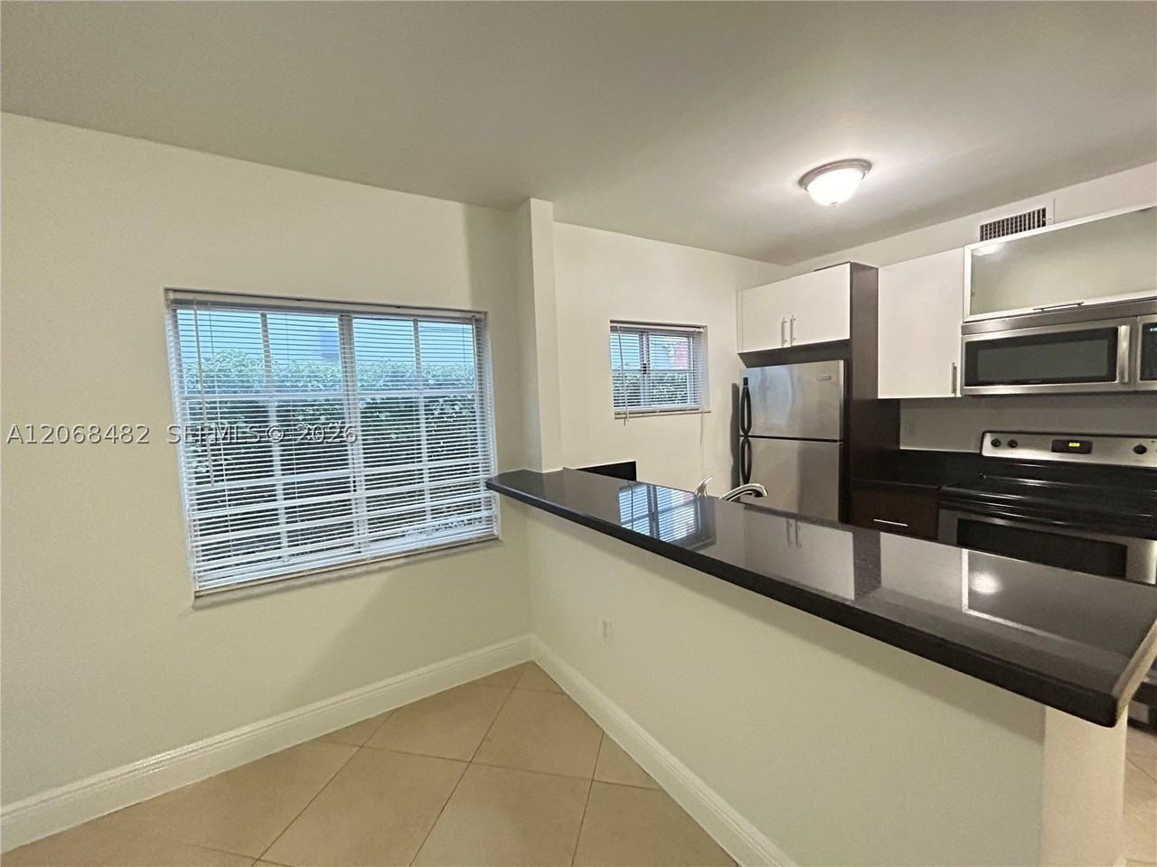 1034 Lenox Ave #10 - Photo 4 of 12