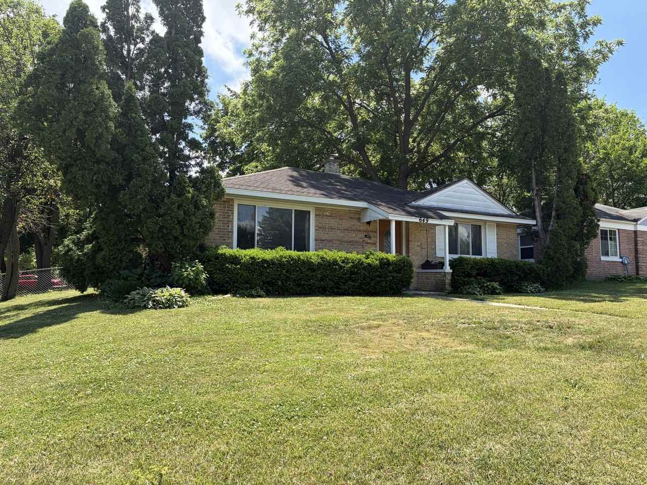649 E Rockland Rd - Photo 2 of 14