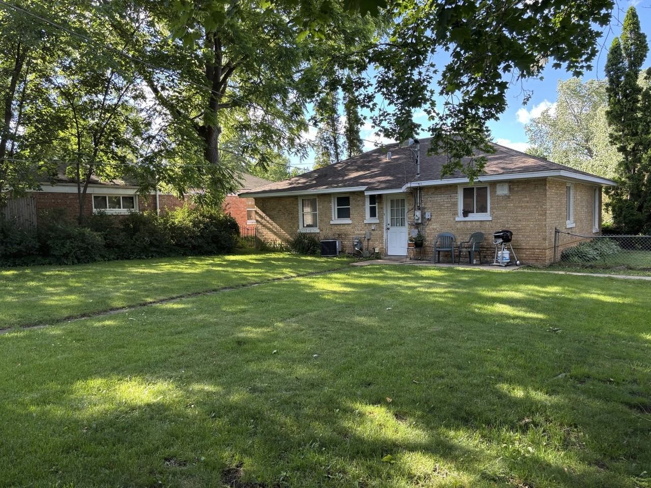 649 E Rockland Rd - Photo 3 of 14