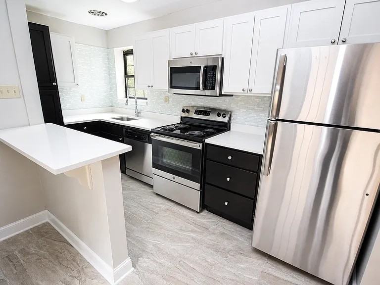6201 FIFTH AVENUEAPT A-3 #A03 - Photo 4 of 9