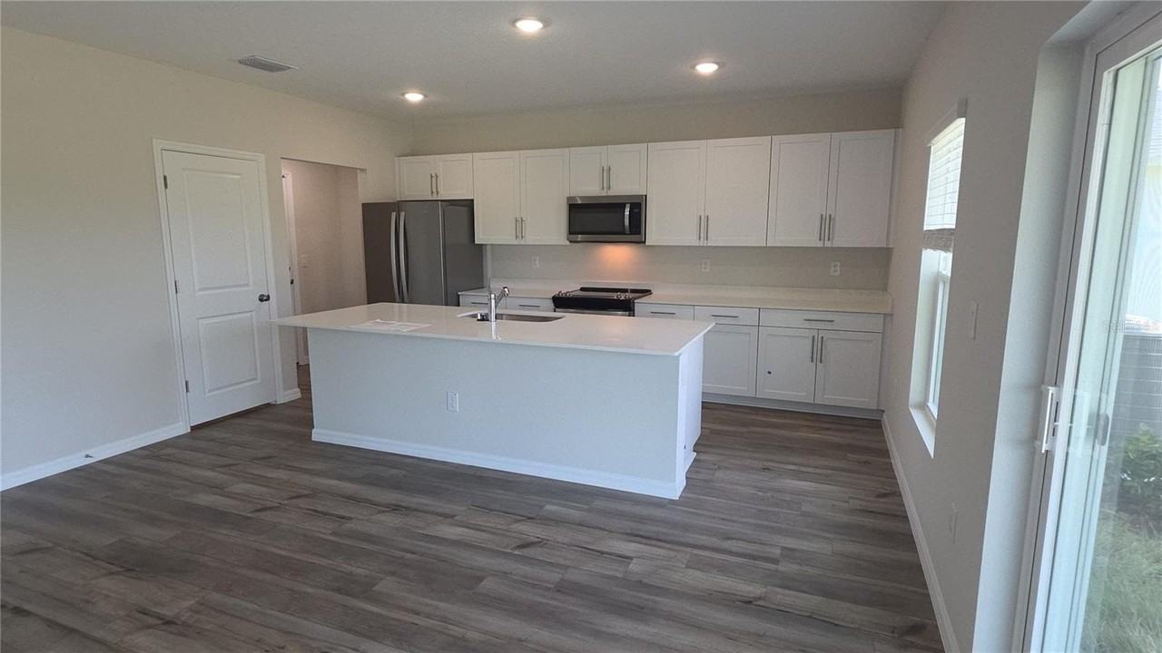 36741 THORNHEDGE Drive - Photo 2 of 11