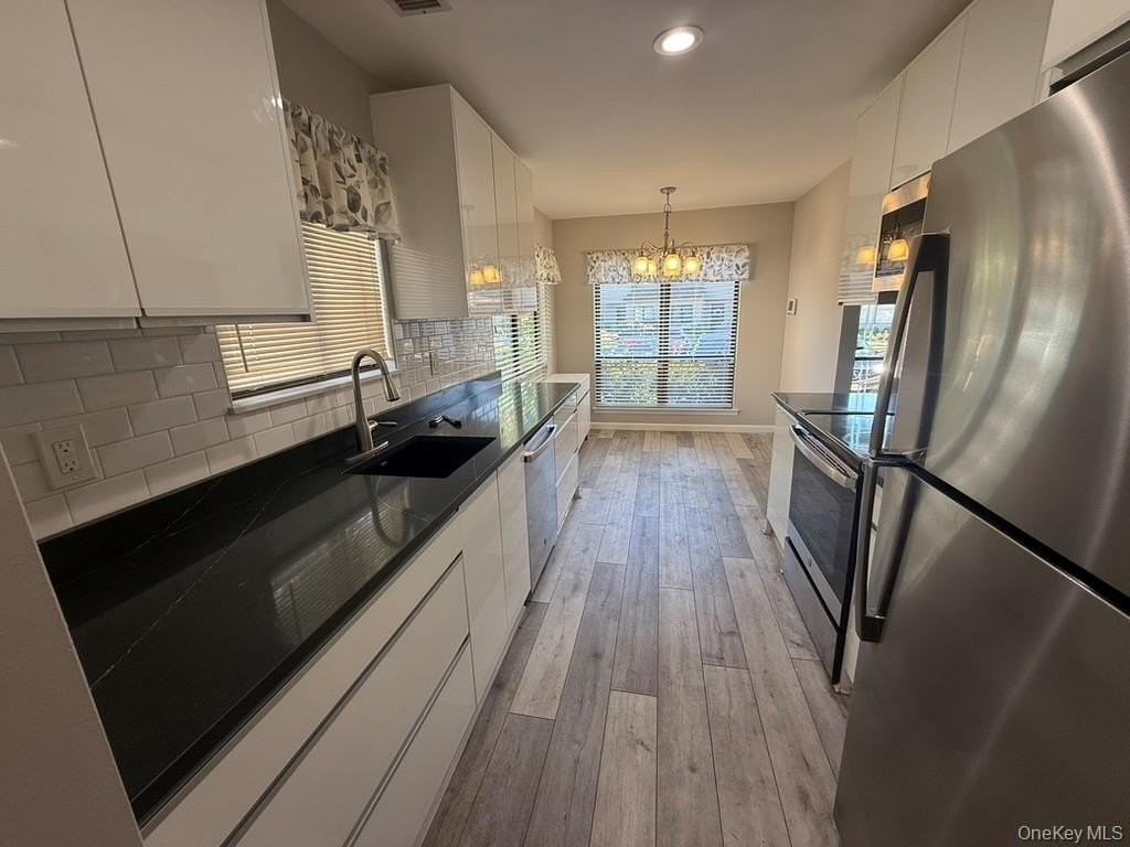 31 Stanford Ct - Photo 3 of 15