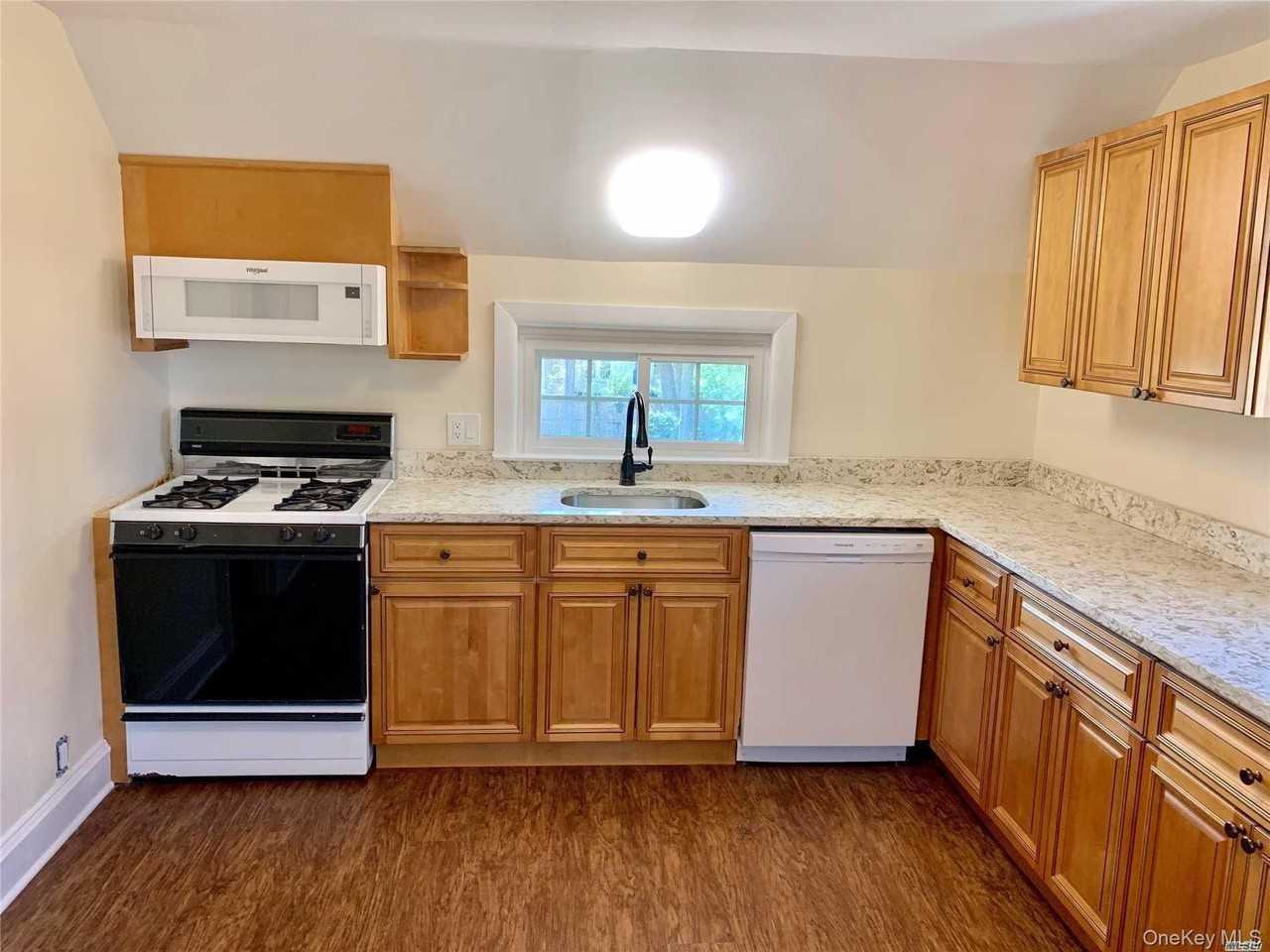 63 W Neck Rd #2ndFL - Photo 4 of 15