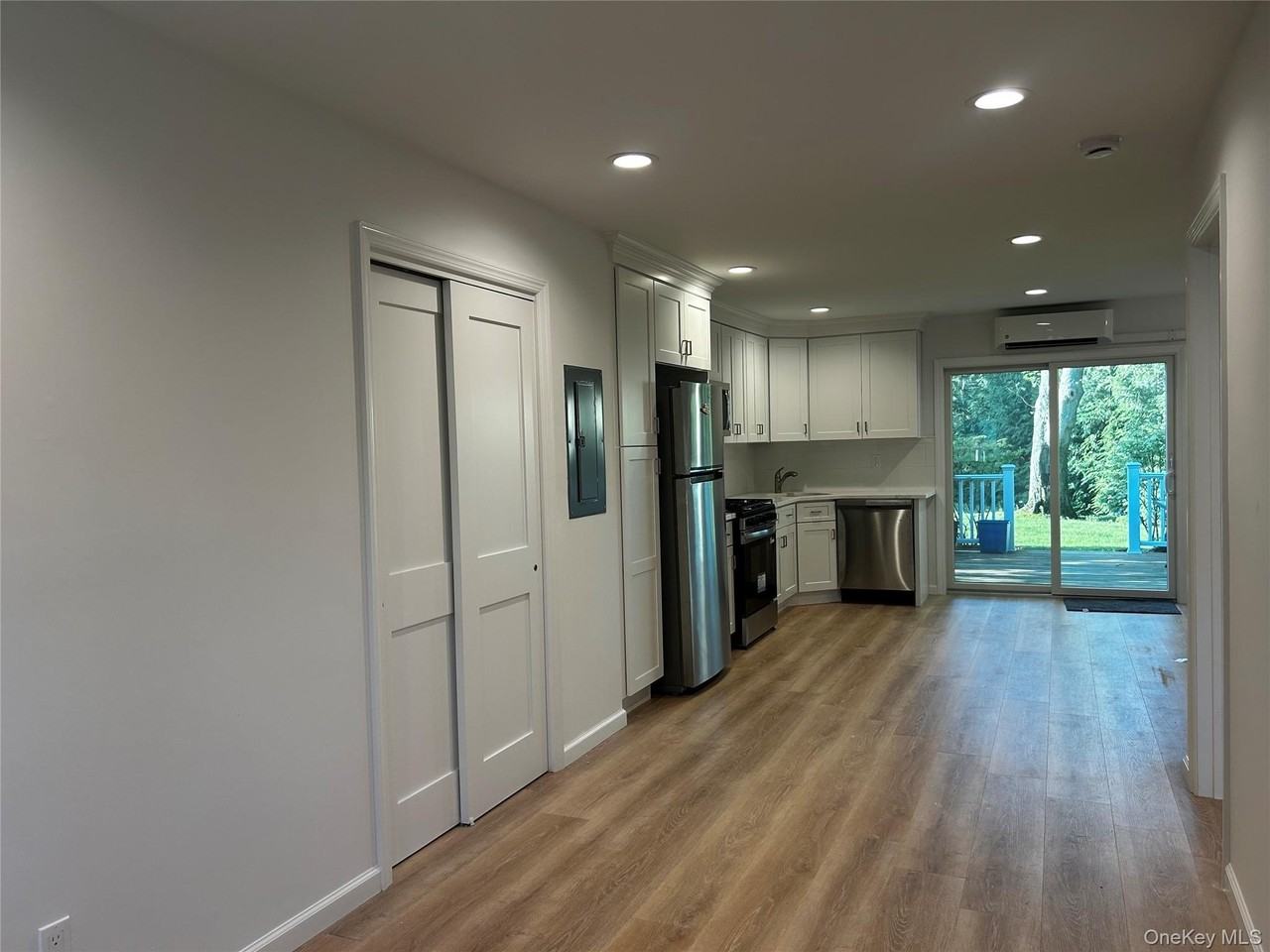 10 Evelyn Dr - Photo 4 of 11
