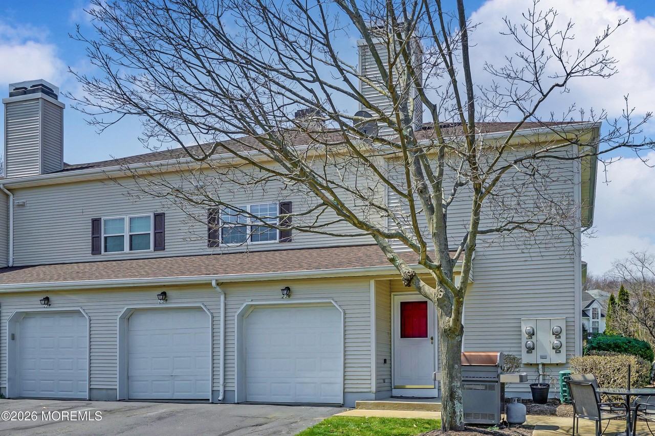 256 Tennis Ct - Photo 4 of 28