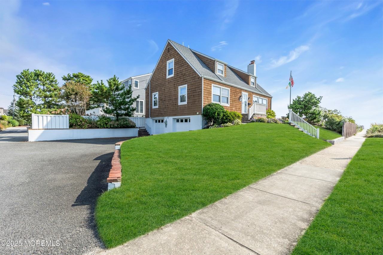 411 Ocean Ave - Photo 4 of 46