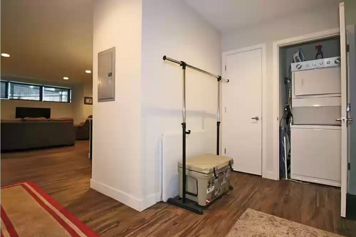1045 W Cornelia Ave #101 - Photo 5 of 13