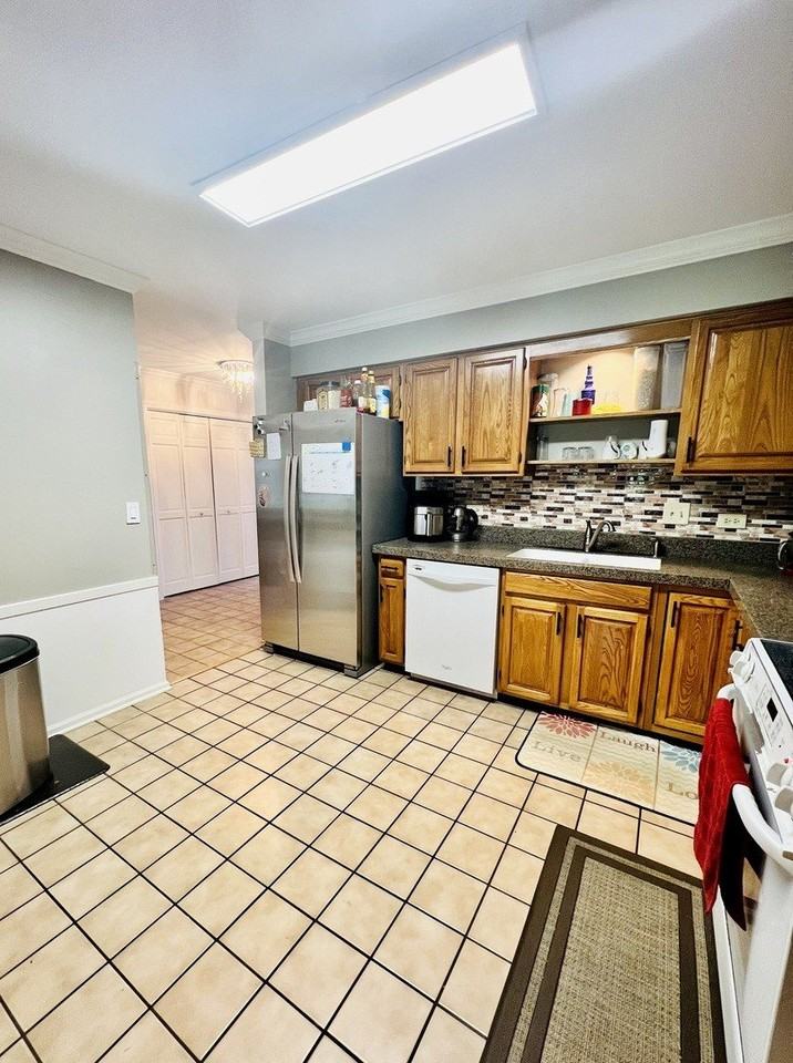 805 Suffield Sq - Photo 7 of 12