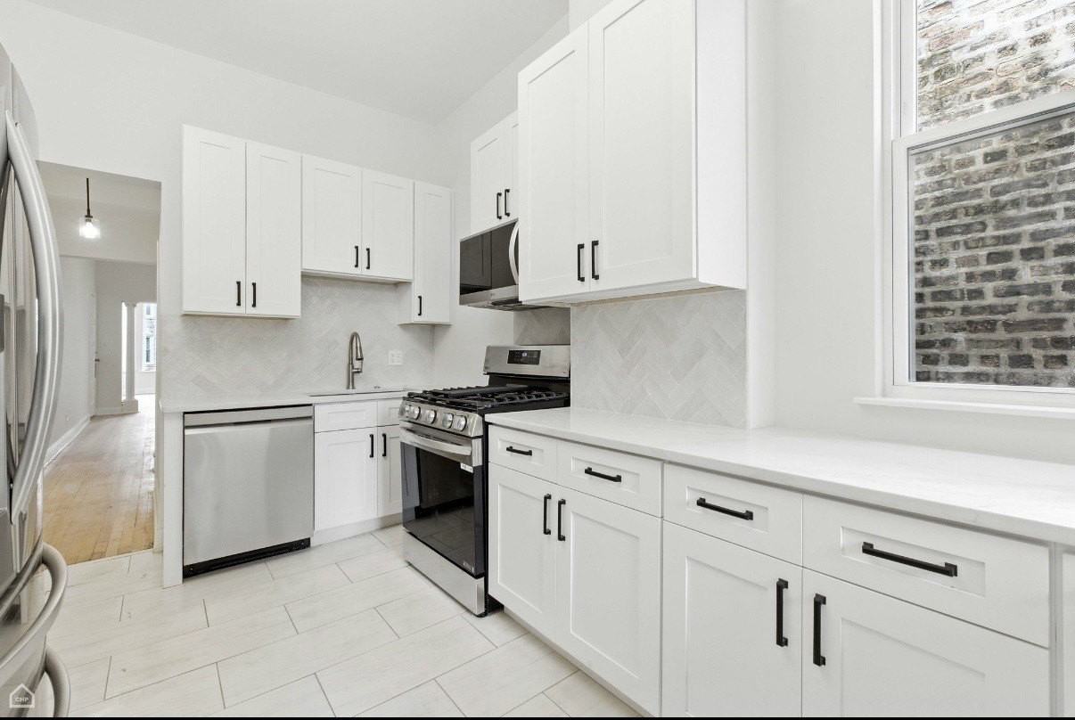 909 W Addison St #2 - Photo 2 of 12