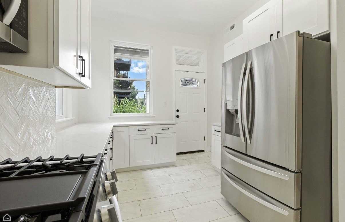 909 W Addison St #2 - Photo 3 of 12