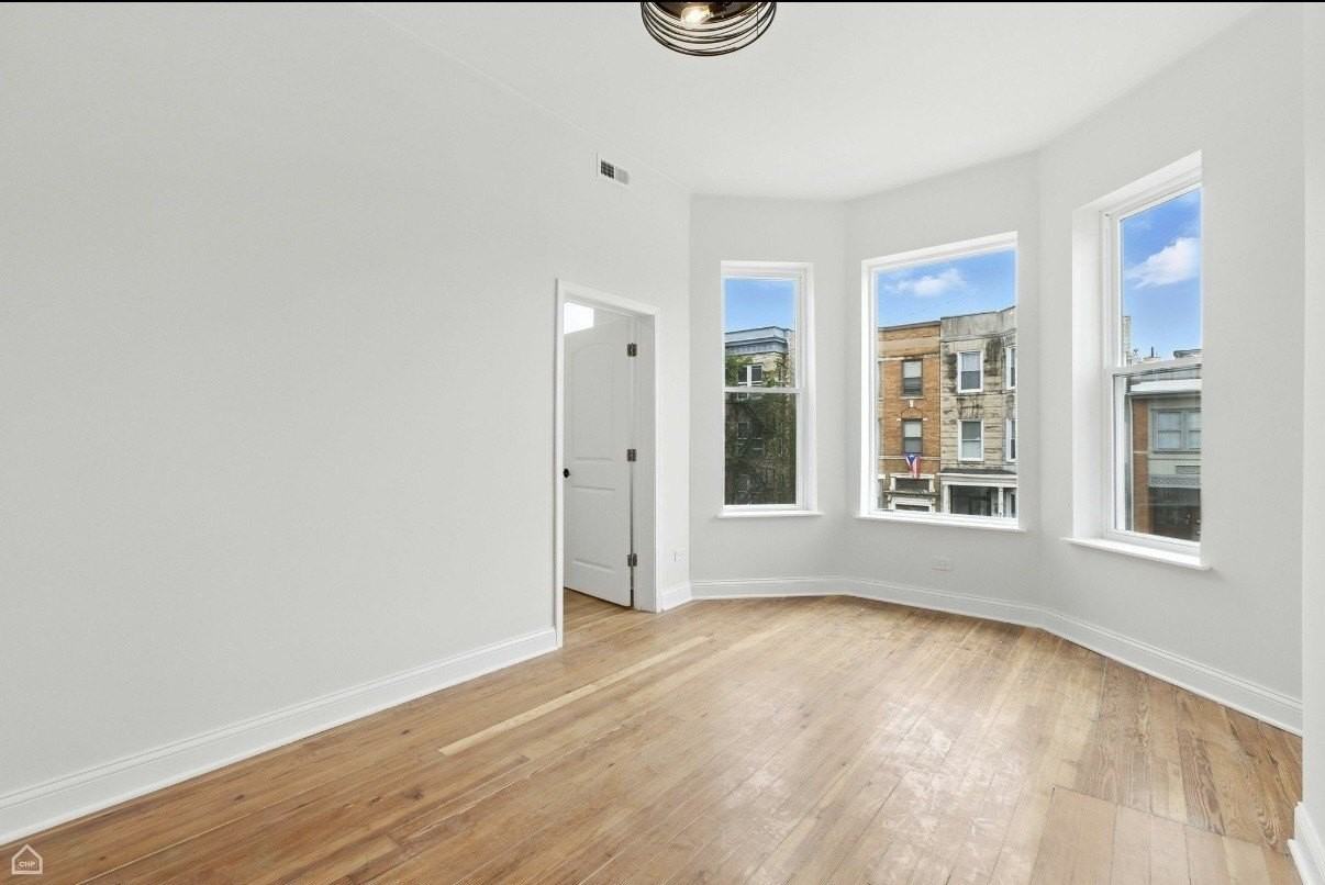 909 W Addison St #2 - Photo 4 of 12