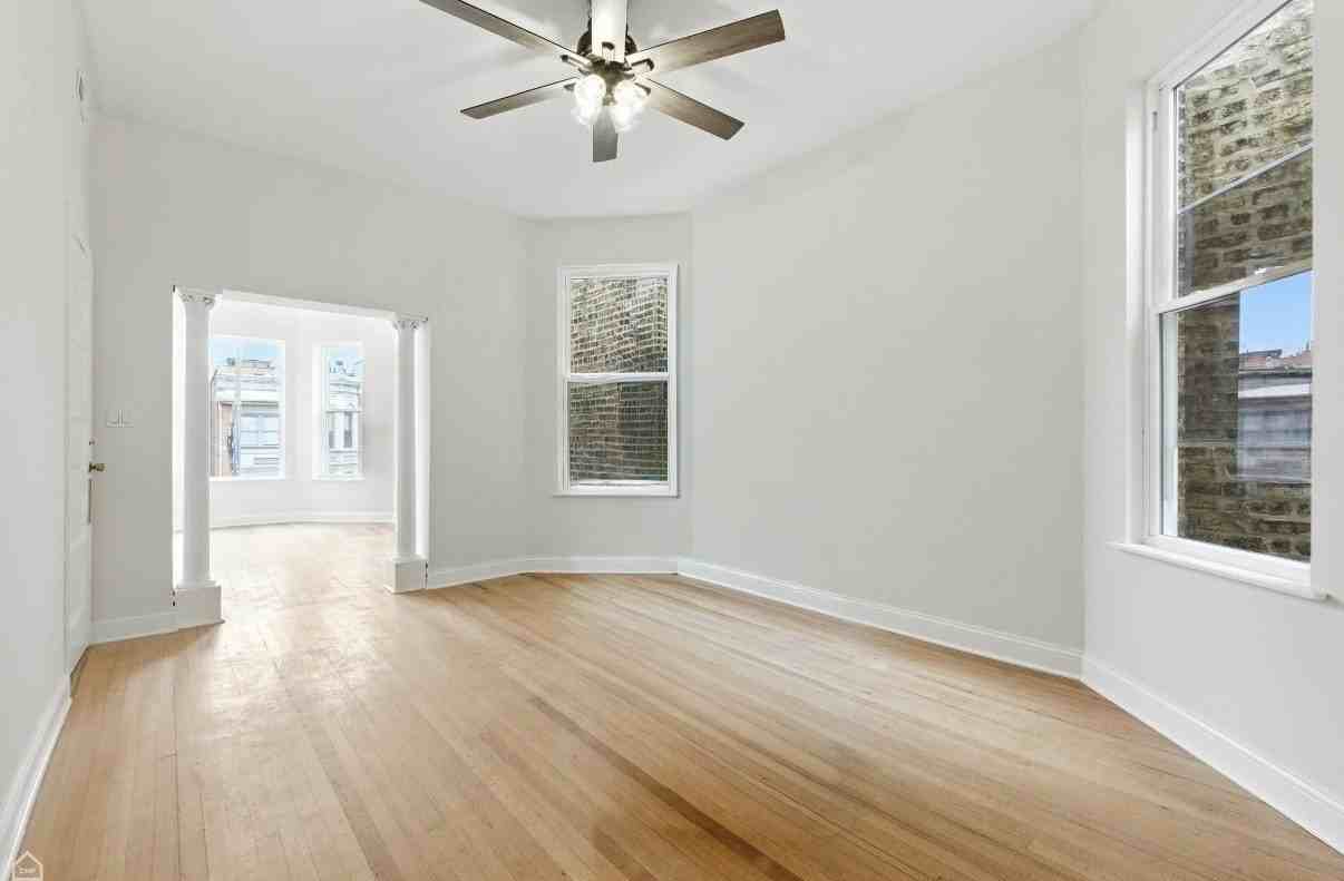 909 W Addison St #2 - Photo 5 of 12
