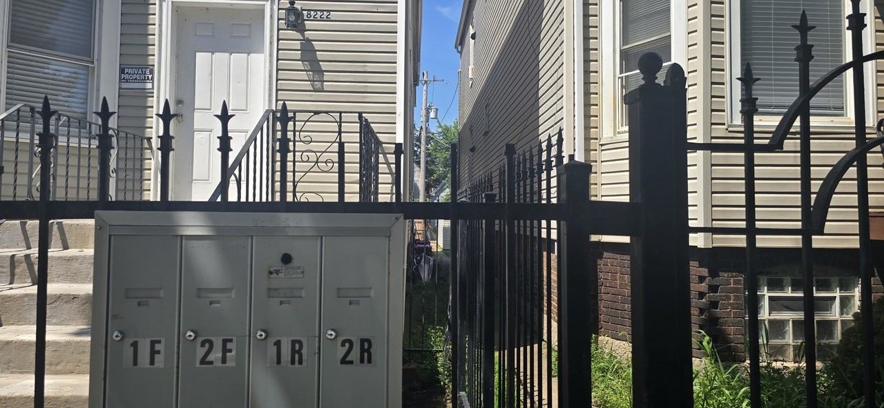 8222 S South Shore Dr #1R - Photo 2 of 14