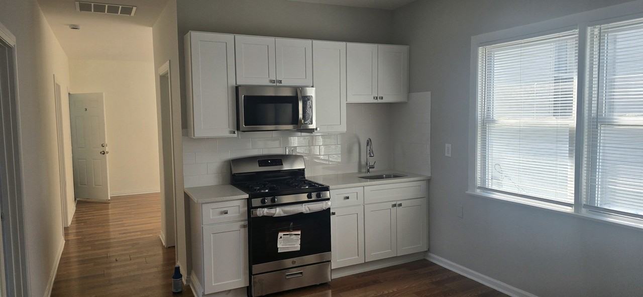 8222 S South Shore Dr #1R - Photo 3 of 14