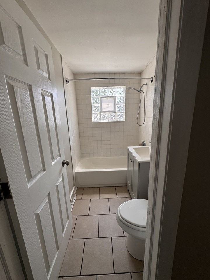 18446 Torrence Ave #1E - Photo 5 of 10