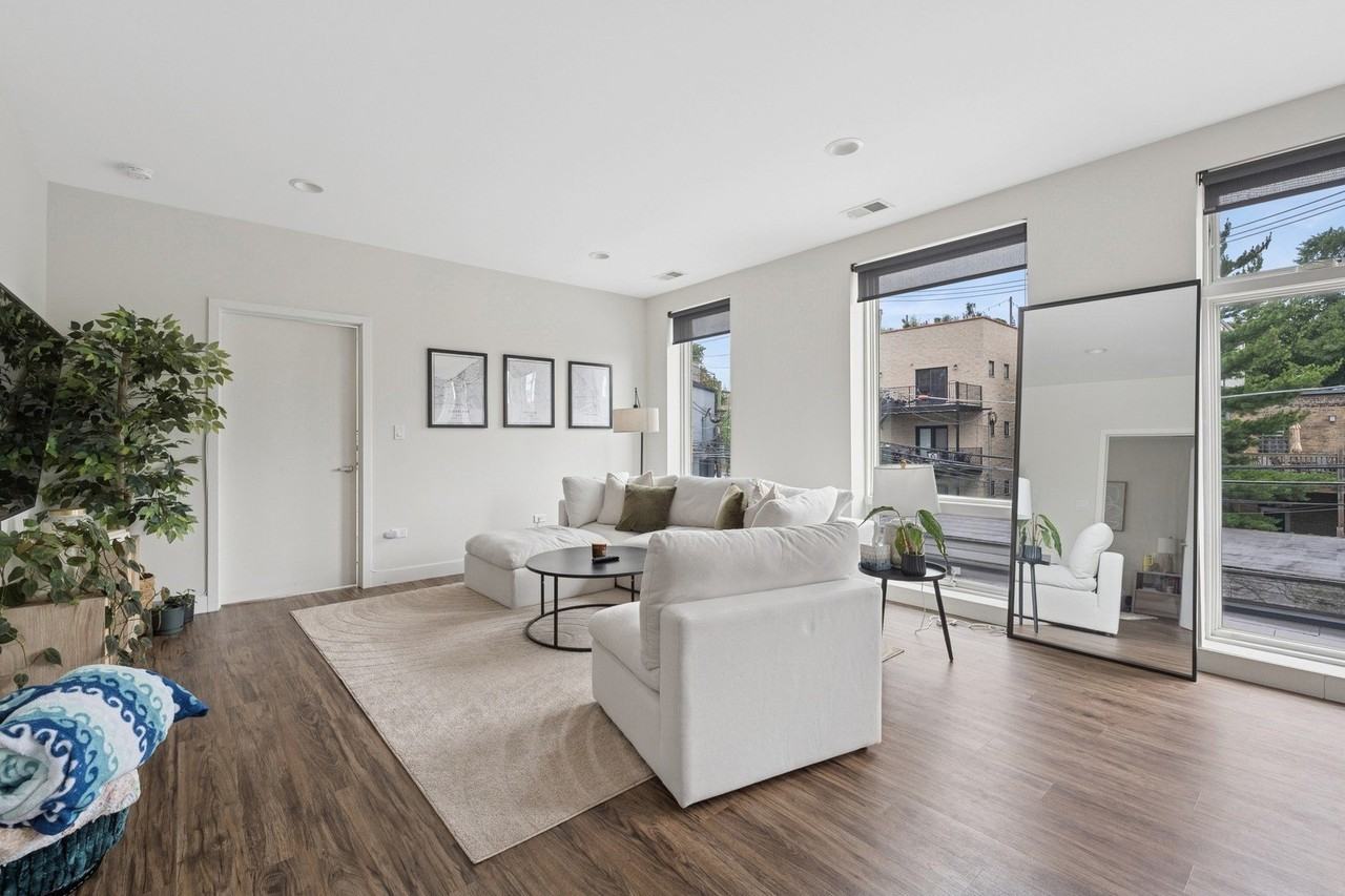 1045 W Cornelia Ave #403 - Photo 2 of 19