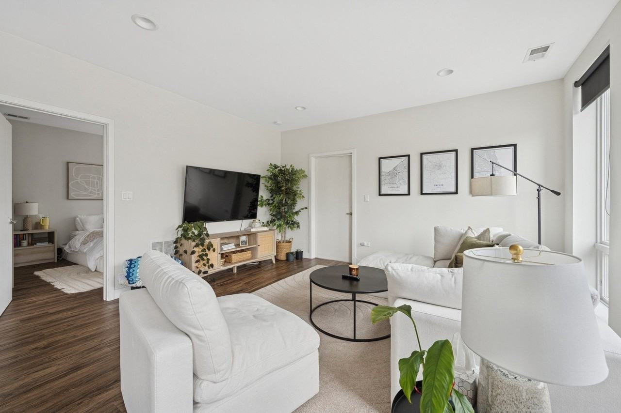 1045 W Cornelia Ave #403 - Photo 3 of 19
