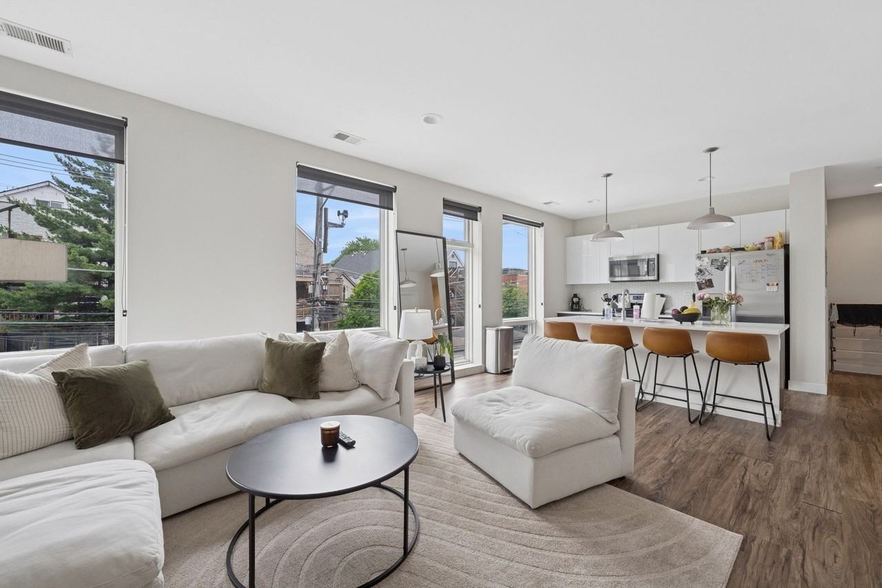1045 W Cornelia Ave #403 - Photo 4 of 19