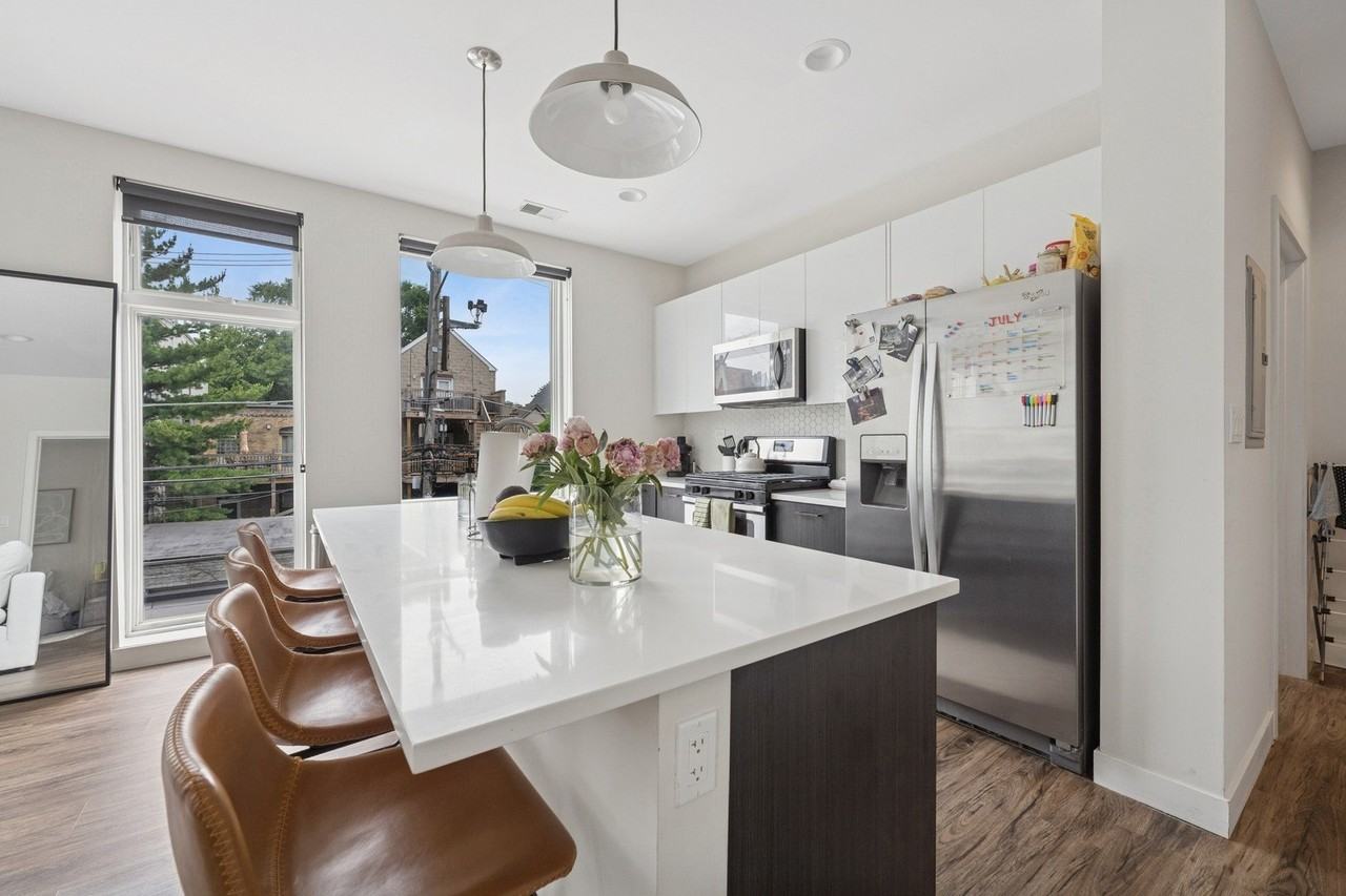 1045 W Cornelia Ave #403 - Photo 5 of 19