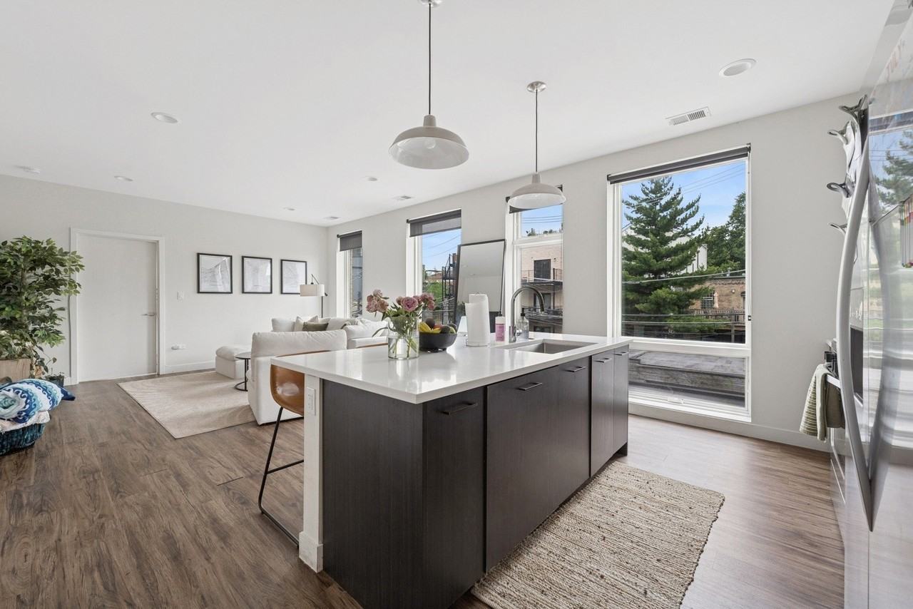 1045 W Cornelia Ave #403 - Photo 6 of 19