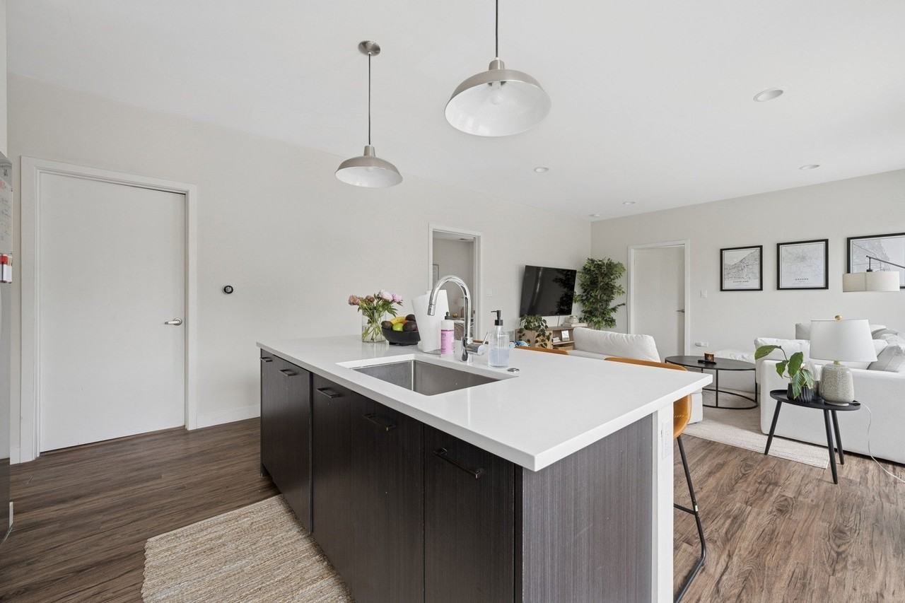 1045 W Cornelia Ave #403 - Photo 7 of 19