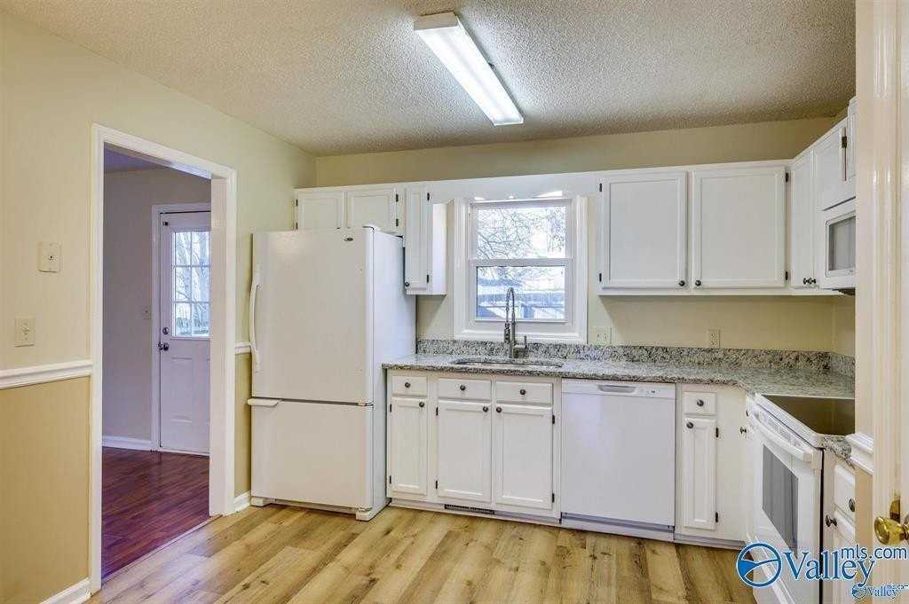124 Suffolk Dr - Photo 3 of 7