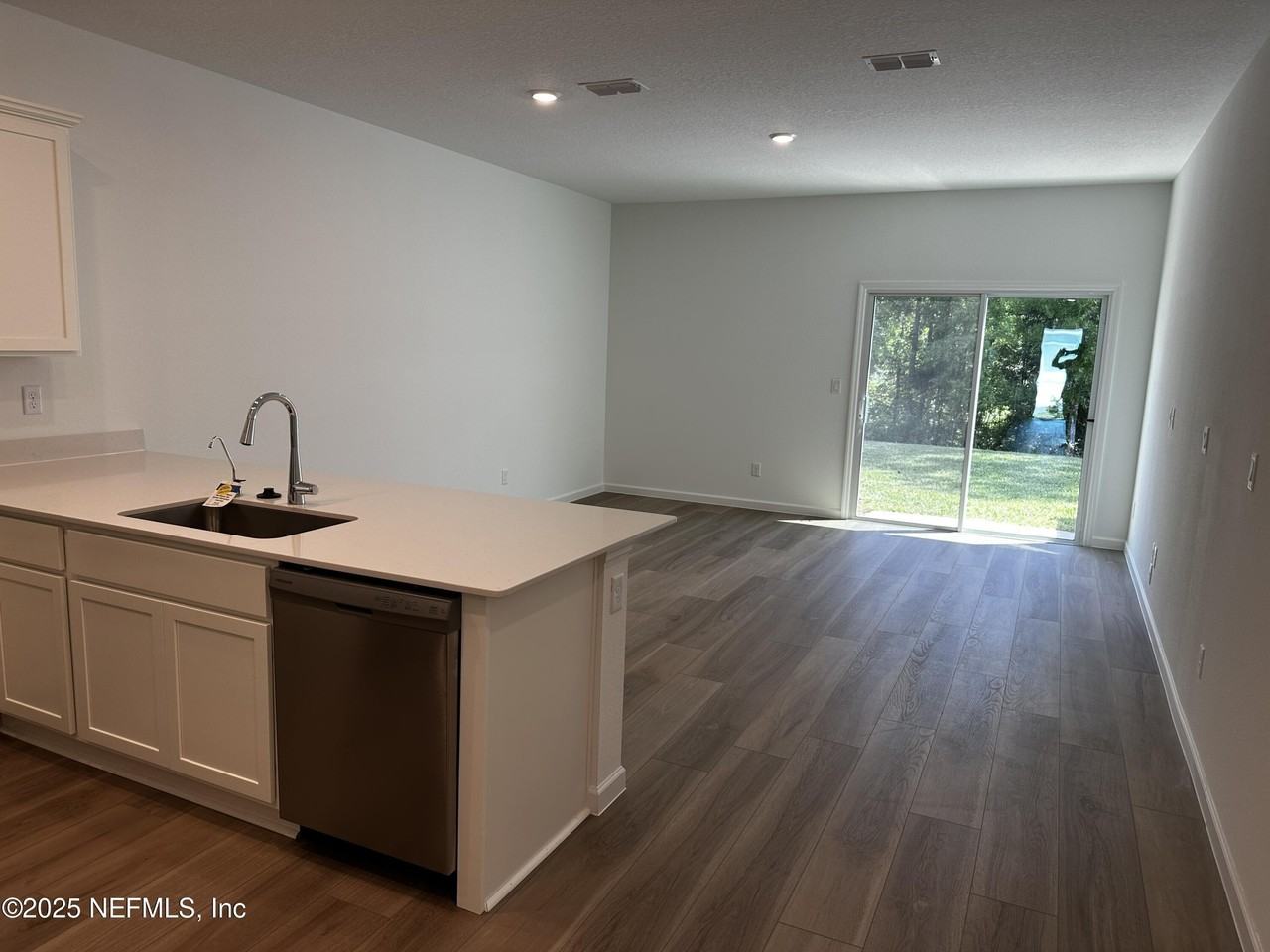 611 Holly Lakes Dr - Photo 5 of 38