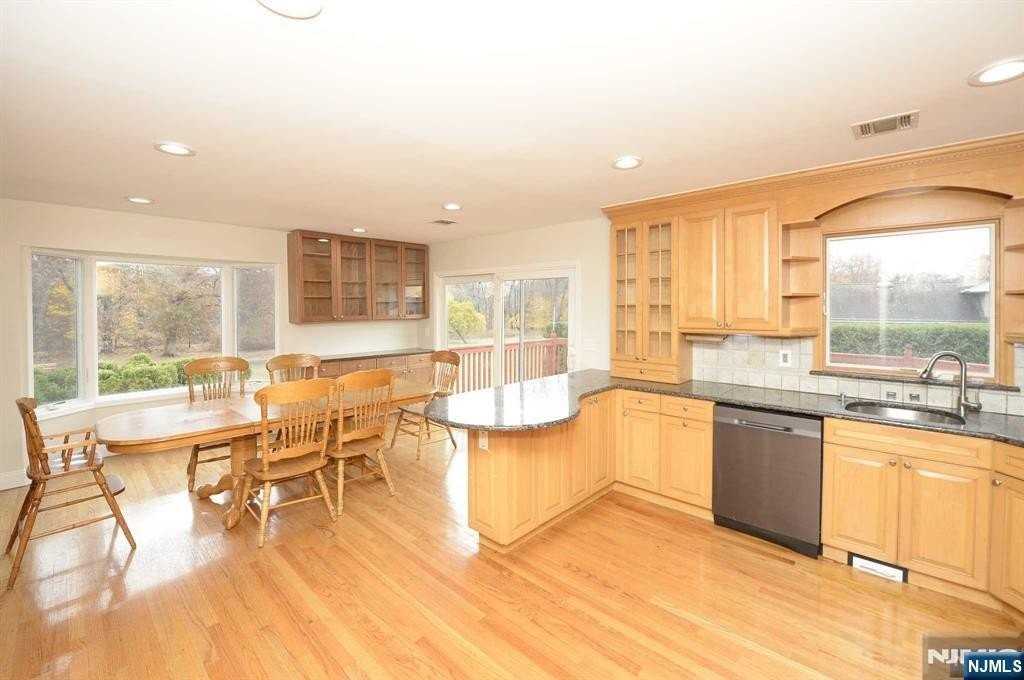 43-20 Union St - Photo 7 of 26
